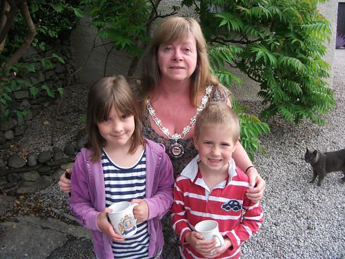 Cllr Knowles presenting children with Jubillee Commemorative mugs.